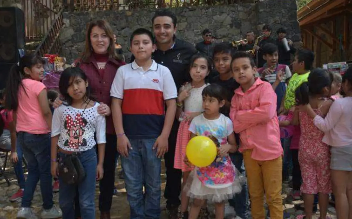 Margarita González Saravia y Tito Quiroz junto a los niños de Patios de La Estación- Maritza Cuevas